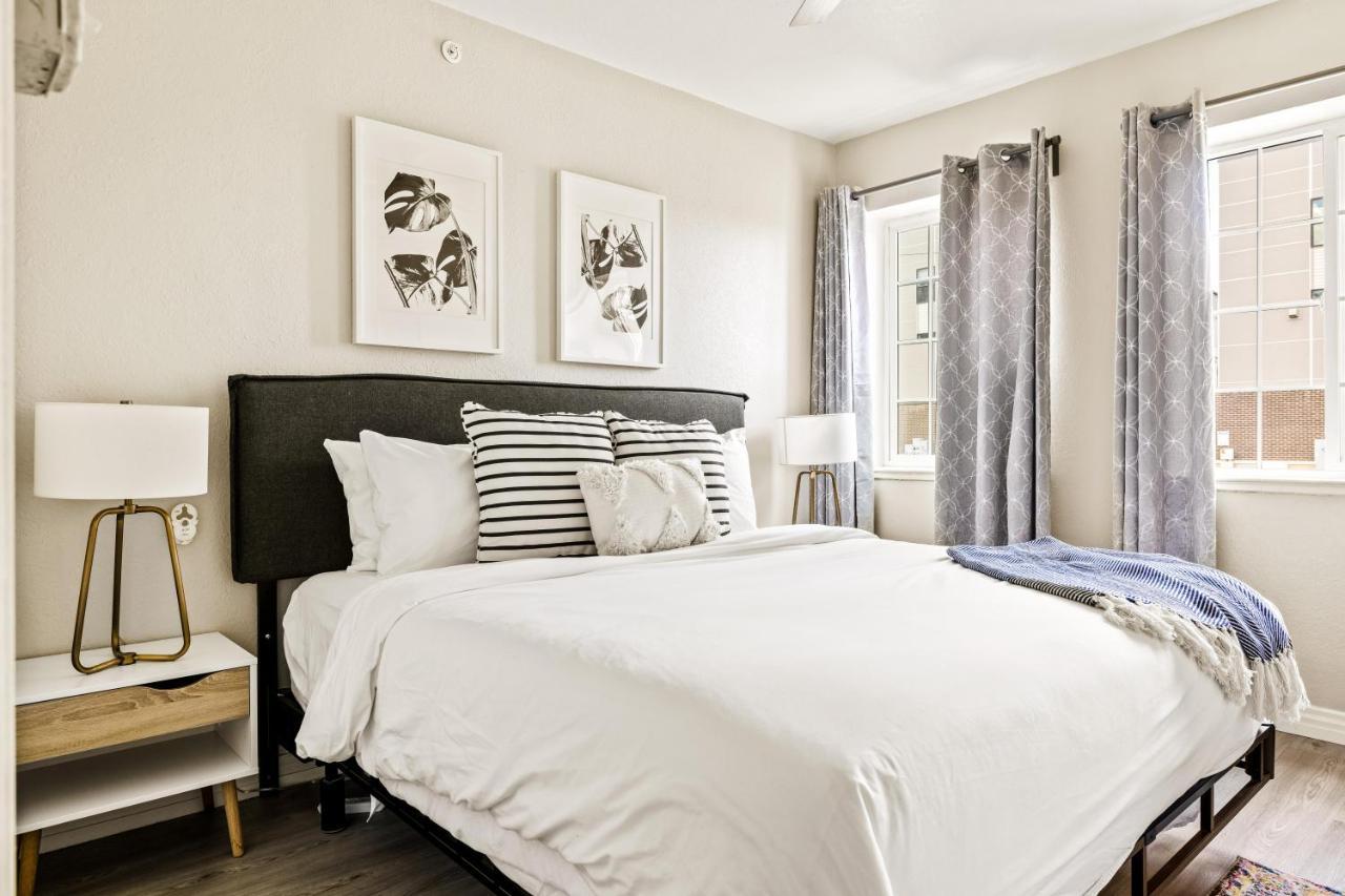Stylish City Retreat - King Beds - Walk To Sloans Lake デンバー エクステリア 写真