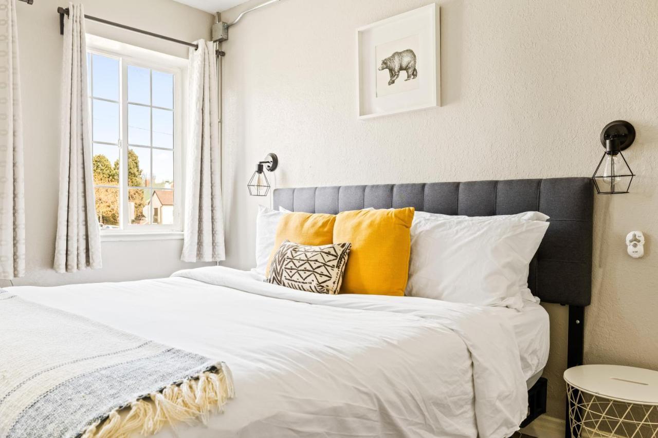 Stylish City Retreat - King Beds - Walk To Sloans Lake デンバー エクステリア 写真