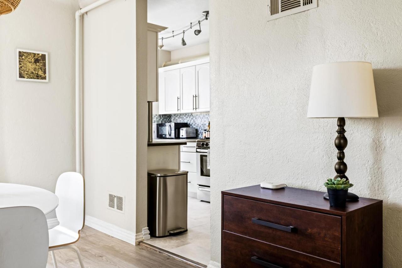 Stylish City Retreat - King Beds - Walk To Sloans Lake デンバー エクステリア 写真
