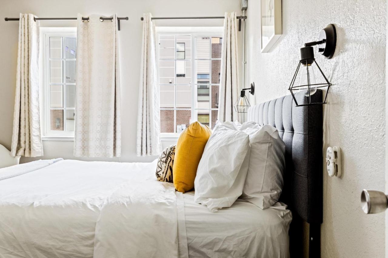 Stylish City Retreat - King Beds - Walk To Sloans Lake デンバー エクステリア 写真
