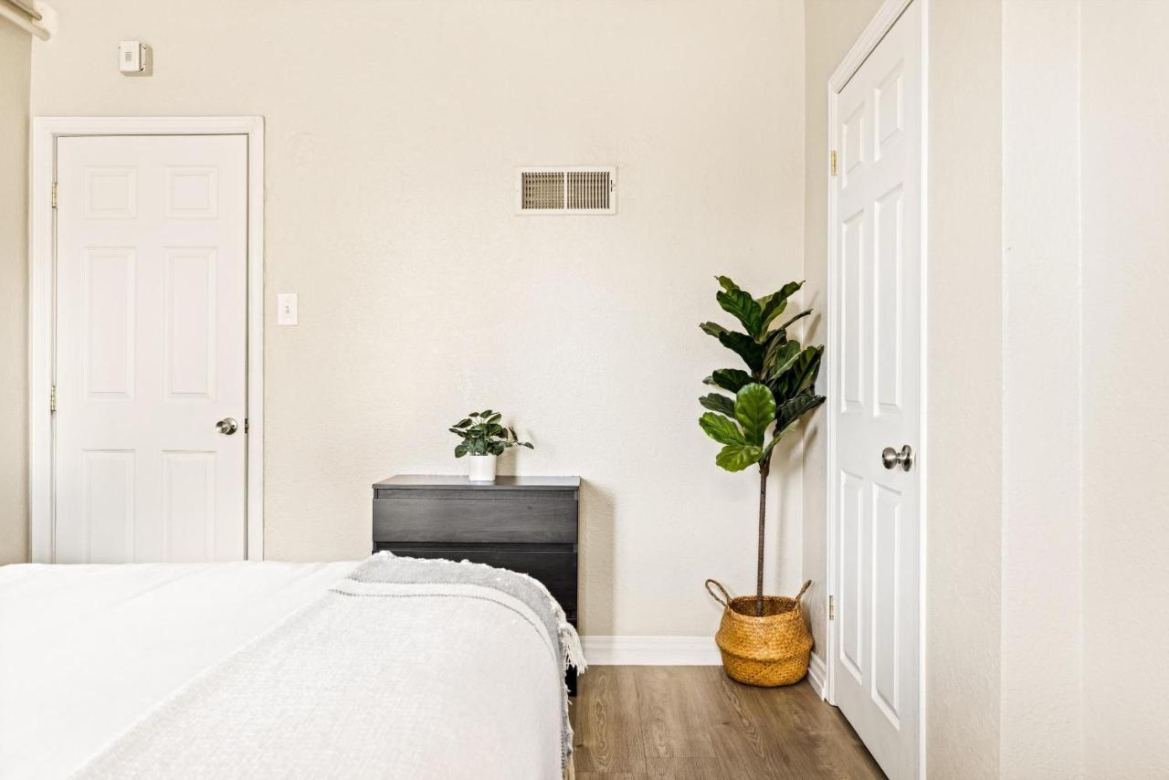 Stylish City Retreat - King Beds - Walk To Sloans Lake デンバー エクステリア 写真