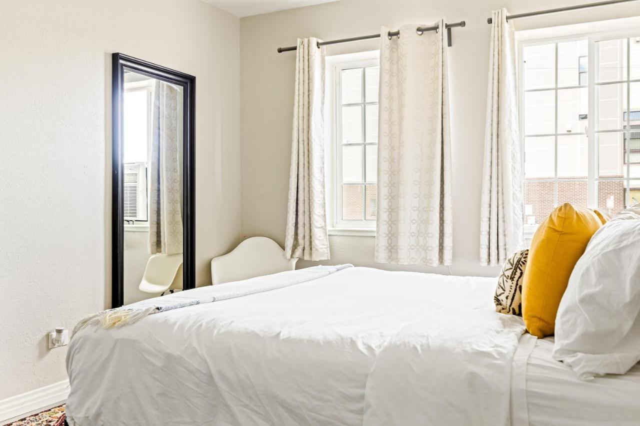 Stylish City Retreat - King Beds - Walk To Sloans Lake デンバー エクステリア 写真